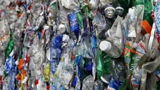 الآلاف من العبوات البلاستيكية المضغوطة في مركز سان فرانسيسكو لإعادة التدوير كاليفورنيا