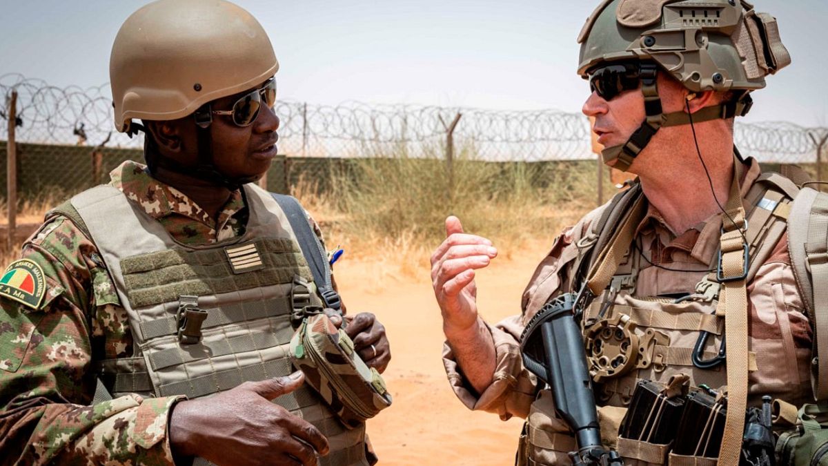جندي فرنسي من قوات برخان الفرنسية يتحدث إلى ضابط مالي في غوسي، مالي.