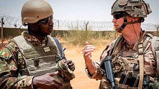 جندي فرنسي من قوات برخان الفرنسية يتحدث إلى ضابط مالي في غوسي، مالي.