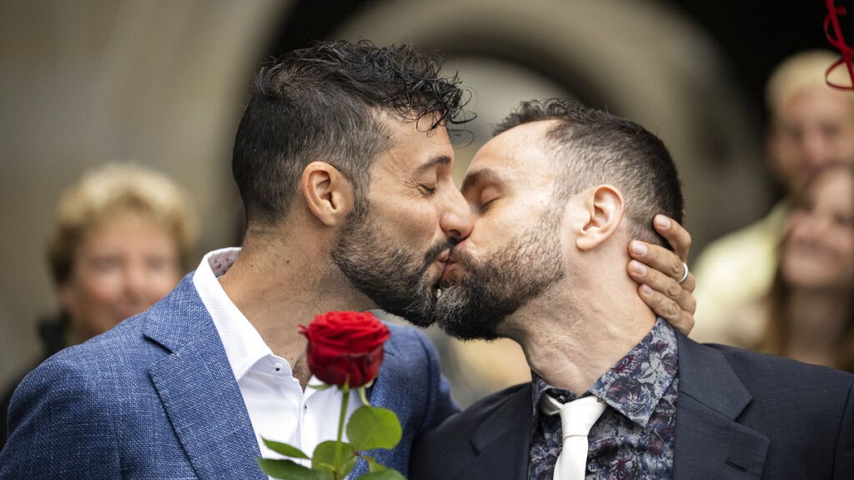 Luca Morreale and Stefano Perfetti küssen sich nach ihrer Eheschließung in Zurich