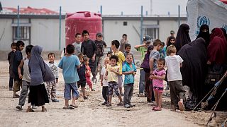 نساء وأطفال يتجمعون أمام خيامهم في مخيم الهول الذي يضم نحو 60 ألف لاجئ، بينهم عائلات وأنصار تنظيم الدولة الإسلامية، وكثير منهم أجانب، الحسكة  سوريا، 1 مايو 2021.