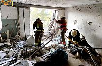 Les secouristes dans les ruines de l'immeuble bombardé 