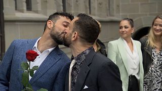 سويسرا تشرع زواج المثليين.
