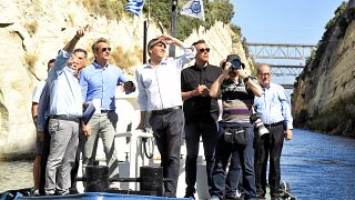 Ο πρωθυπουργός Κυριάκος Μητσοτάκης μέσα σε πλωτό σκάφος επισκέπτεται τη Διώρυγα της Κορίνθου για να επιθεωρήσει τα έργα αποκατάστασης