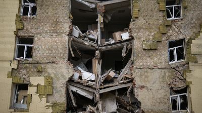حطام مبنى سكني بعد  القصف الروسي في باخموت شرق أوكرانيا