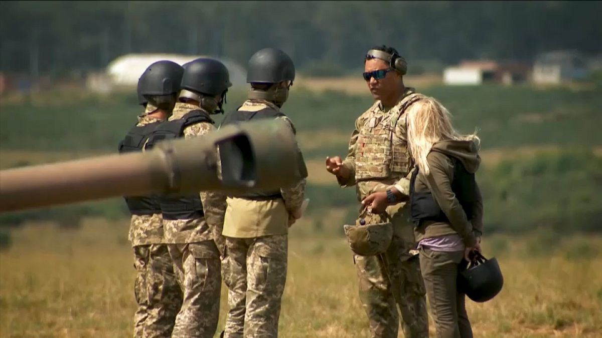 Ukrainische Truppen werden von britischen Soldat:innen trainiert
