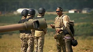 Ukrainische Truppen werden von britischen Soldat:innen trainiert