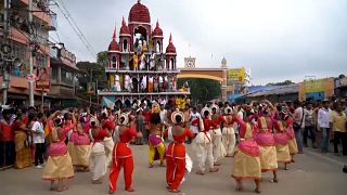 Milhares puxaram as carruagens dos três deuses hindus Lord Jagannath, Balarama, e Subhadra
