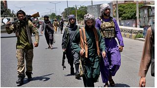 مسلحون من حركة طالبان يجولون في شوارع كابل