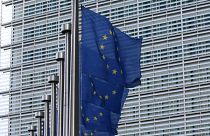 Uniós zászlók az Európai Bizottság épülete előtt