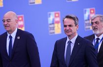 Yunanistan Dışişleri Bakanı Dendias (solda), Yunanistan Başbakanı Miçotakis (ortada)