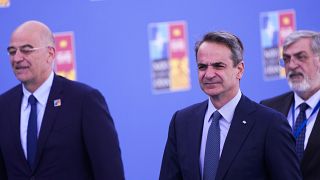 Yunanistan Dışişleri Bakanı Dendias (solda), Yunanistan Başbakanı Miçotakis (ortada)