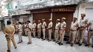 الشرطة الهندية تقف أمام محل الخياطة الذي قتل صاحبه على يد مشتبه بهم تقول الشرطة إنهم مسلمون