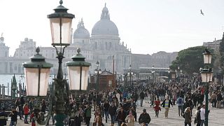 Venedik'te günübirlikçi turist yoğunluğu ücretlendirme ile azalacak