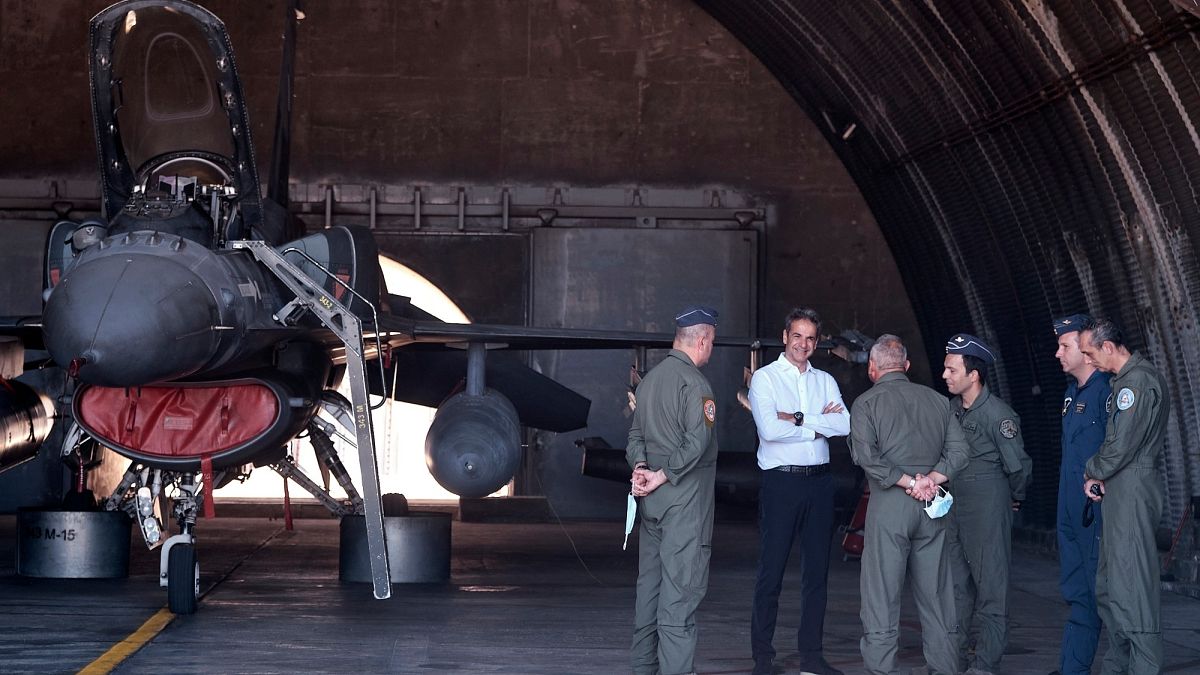 Yunanistan Başbakanı Miçotakis, Girit adasında hava kuvvetlerini ziyaret etti