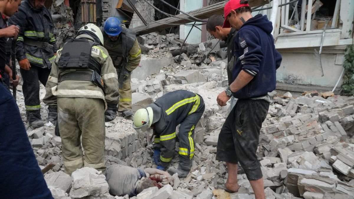 Des secouristes retirent un cadavre des débris d'un bâtiment après un raid aérien russe à Lyssytchansk, dans la région de Lougansk, en Ukraine, jeudi 16 juin 2022.
