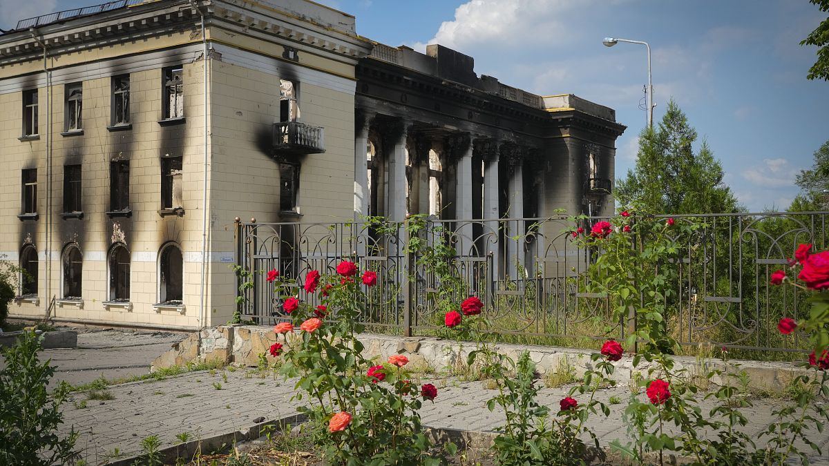 Руины городского театра Лисичанска 16 июня 2022