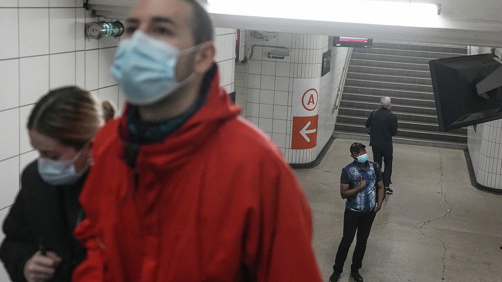 Les autorités françaises encouragent l’utilisation de masques alors que les cas d’infection à coronavirus augmentent