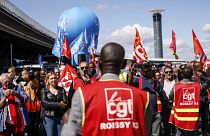 Des grévistes manifestant devant un terminal de l'aéroport Paris-Charles-de-Gaulle (Roissy), en France, vendredi 1er juillet 2022.
