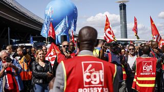 Des grévistes manifestant devant un terminal de l'aéroport Paris-Charles-de-Gaulle (Roissy), en France, vendredi 1er juillet 2022.
