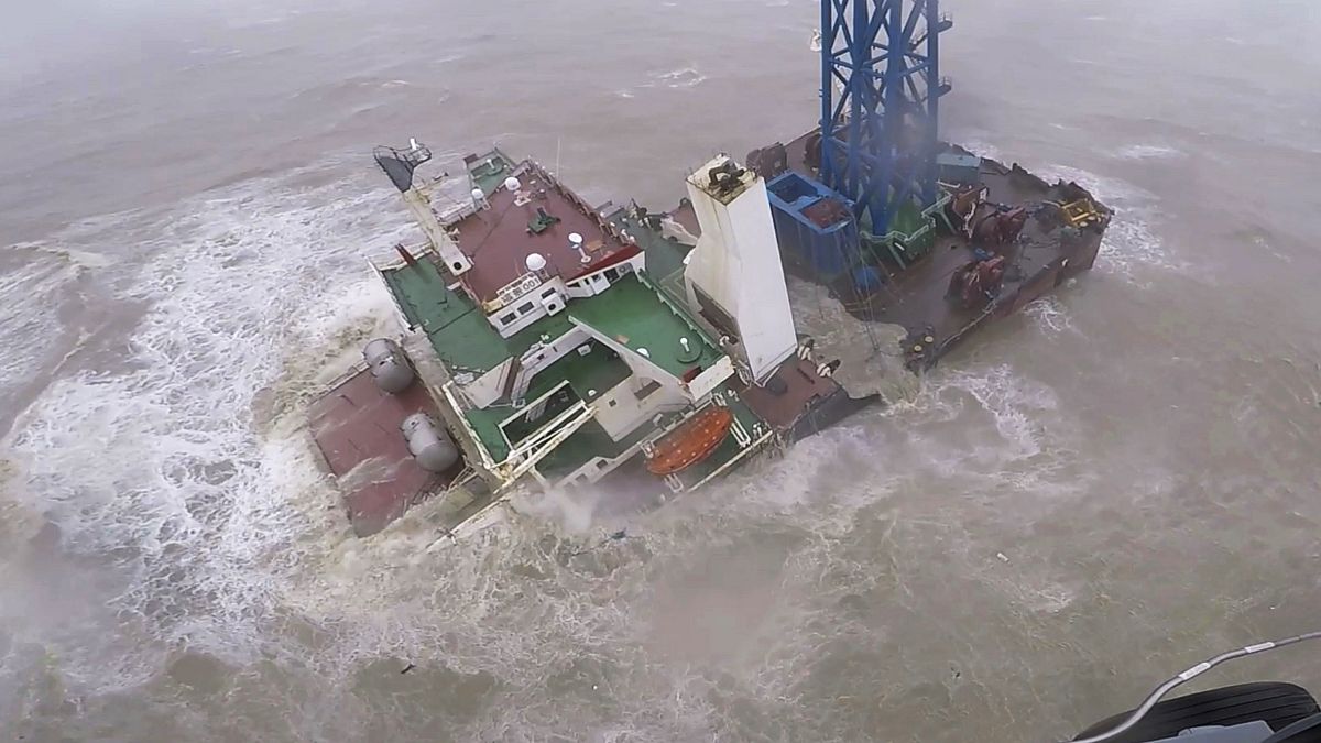 سفينة انشطرت بسبب العاصفة الاستوائية تشابا عبر هونغ كونغ