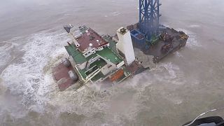سفينة انشطرت بسبب العاصفة الاستوائية تشابا عبر هونغ كونغ