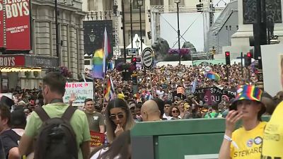 Milhares de pessoas manifestaram-se contra a homofobia em Londres.