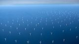 Almanya'nın kuzeydoğusundaki Rugen adasında Baltık Denizi üzerinde rüzgar tirbünleri