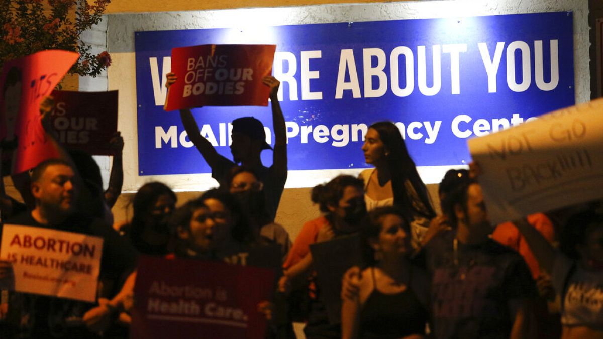 Legislação prevê pena de cinco anos para médicos que ajudem mulheres a abortarem