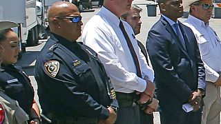 Deuxième en partant de la gauche, le chef de la police du district  Pete Arredondo, le 26 mai 2022, Uvalde, Texas