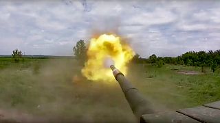 دبابة روسية تقصف مواقع أوكرانية