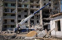 Los bomberos del Servicio Estatal de Emergencias de Ucrania limpian los escombros en un edificio residencial dañado en la ciudad de Serhivka, Ucrania, 2 de julio de 2022