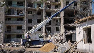 Los bomberos del Servicio Estatal de Emergencias de Ucrania limpian los escombros en un edificio residencial dañado en la ciudad de Serhivka, Ucrania, 2 de julio de 2022 