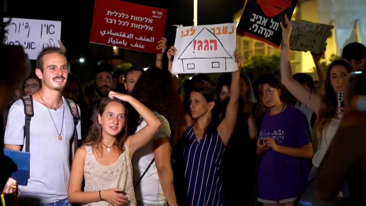 Centenas de manifestantes em Tel Aviv.