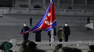 رفع العلم الوطني في حفل أقيم في ساحة كيم إيل سونغ في بيونغيانغ في كوريا الشمالية بمناسبة يوم رأس السنة الجديدة يوم السبت 1 يناير 2022