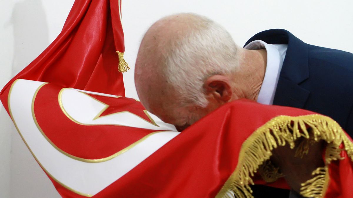 الرئيس قيس سعيد يقبل العلم التونسي 
