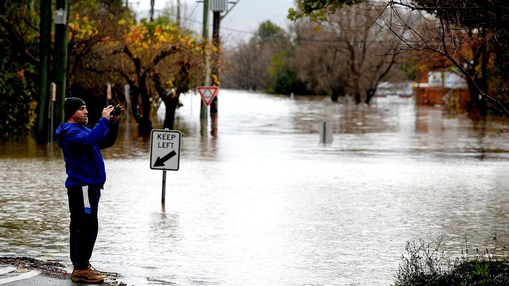 Australia floods: Thousands told to evacuate from Sydney suburbs
