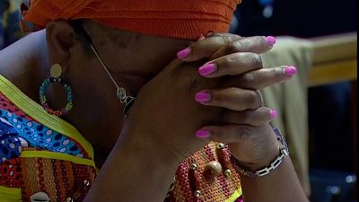 Una mujer rezando durante la misa ofrecida por el papa a la comunidad congoleña
