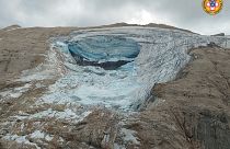 Le trou béant laissé après la chute d'un morceau du glacier de la Marmolada
