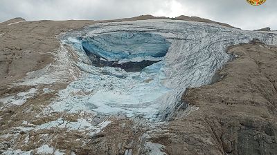 Le trou béant laissé après la chute d'un morceau du glacier de la Marmolada