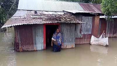 مياه الفيضانات تغمر المنازل في بنغلادش