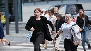 عدد من الأشخاص يفرون من المركز التجاري بعد إطلاق النار في العاصمة الدنماركية كوبنهاغن