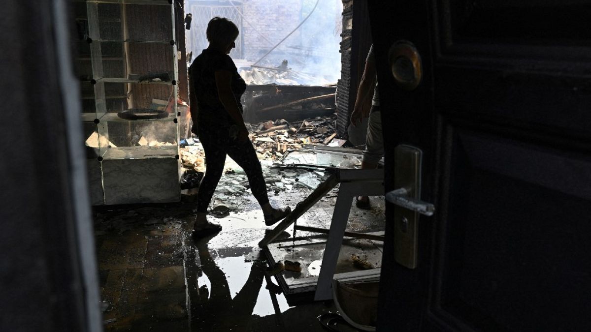 Une femme dans sa boutique détruite à Sloviansk, le 3 juillet 2022