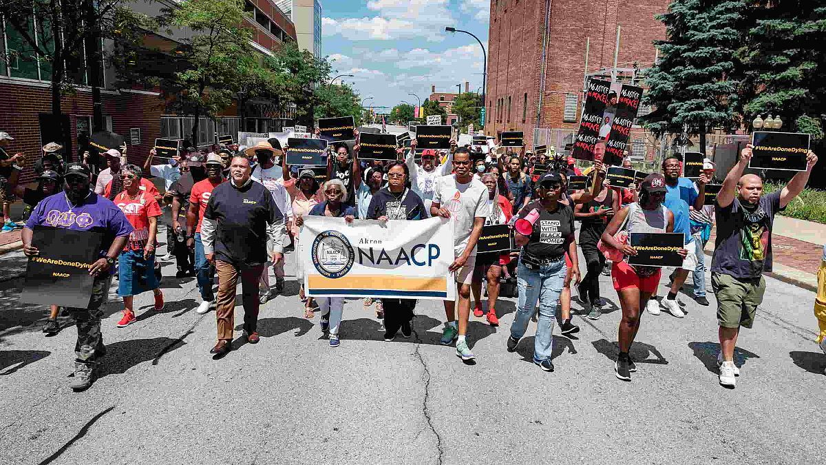 4 luglio 2022: manifestanti ad Akron, Ohio