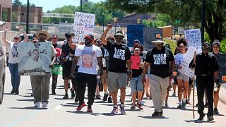 متظاهرون يسيرون على طول شارع ساوث هاي في أكرون، أوهايو، مطالبين بالعدالة لجايلاند ووكر بعد أن قُتل برصاص الشرطة، السبت 2 يوليو 2022