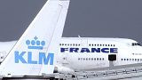 طائرة جامبو تابعة لشركة الخطوط الجوية الفرنسية خلف طائرة الخطوط الملكية الهولندية "كي أل أم" في مطار شارل ديغول شمال باريس. 2022/06/23