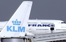 طائرة جامبو تابعة لشركة الخطوط الجوية الفرنسية خلف طائرة الخطوط الملكية الهولندية "كي أل أم" في مطار شارل ديغول شمال باريس. 2022/06/23