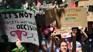 Des manifestants demandant que le droit à l'avortement soit protégé par la Constitution en France, Paris, 2 juillet 2022. 