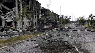 Ukrayna ordu güçleri, Rusya'nın günlerdir bombaladığı doğudaki Lisiçansk kentinden çekildi