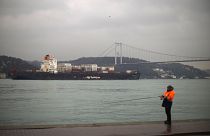 Képünk illusztráció: Orosz felségjelű hajó halad át a Boszporuszon 2022 márciusában